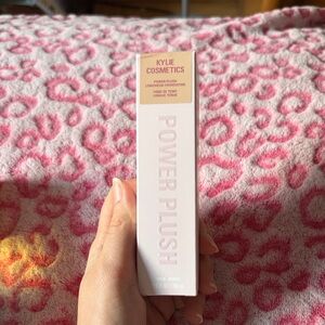 Kylie Cosmetics Power Plush Foundation - Golden Beige